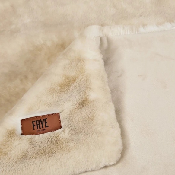 FRYE Luxe Faux Fur Throw Blanket 60" x 70" Cream Silky Soft Feel Polyester New - Picture 5 of 8